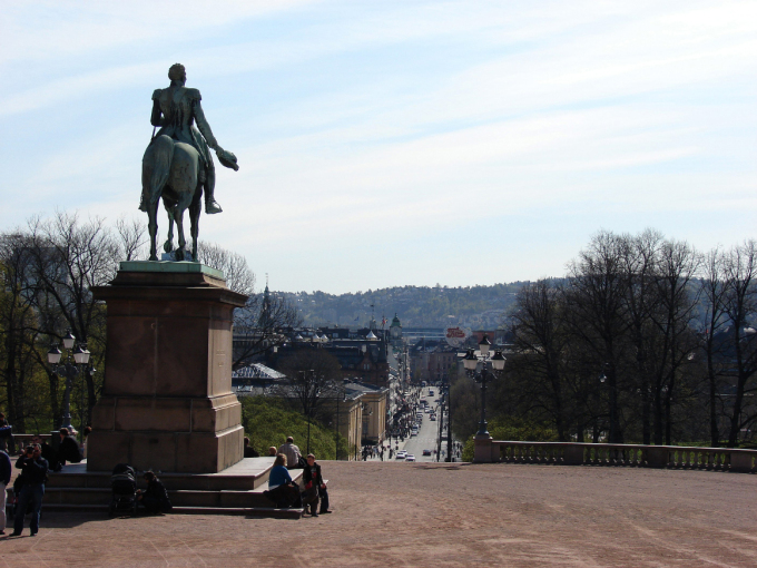 Det står en statue av Kong Carl Johan på Slottsplassen. Derfra skuer han ut over gaten som er oppkalt etter ham - Oslos hovedgate, Karl Johan. Foto: Liv Osmundsen, Det kongelige hoff